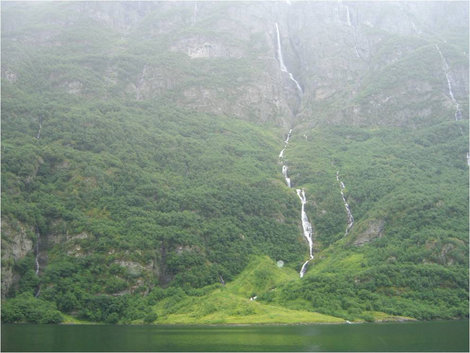 Зеленый фьорд Неройфьорд, Норвегия