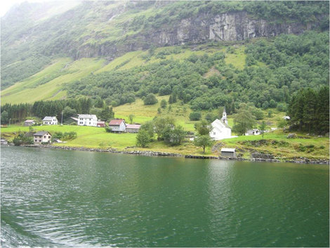 Городок и бирюзовая вода Неройфьорд, Норвегия