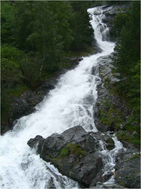 Водопад совсем рядом Неройфьорд, Норвегия