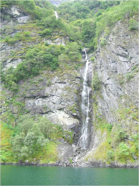Водопад Неройфьорд, Норвегия