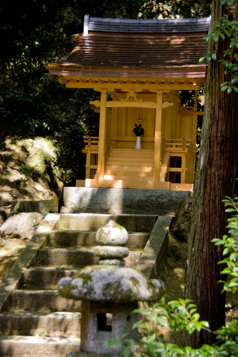 Алтарик охранным богам Киото, Япония