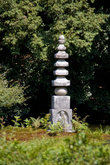 Крошечная пагода на пруду Ан-мин-таку
