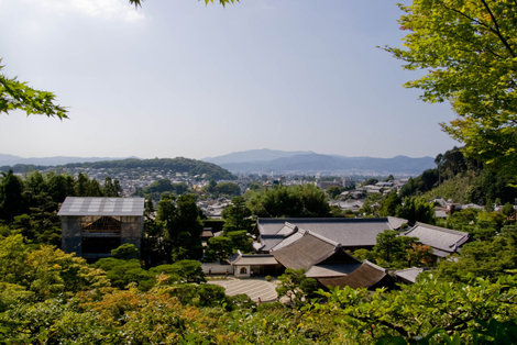 Вид на Киото и реконструируемый Гинкаку — Серебряный павильон (обещают в 2009 году ремонт закончить) Киото, Япония