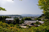 Вид на Киото и реконструируемый Гинкаку — Серебряный павильон (обещают в 2009 году ремонт закончить)