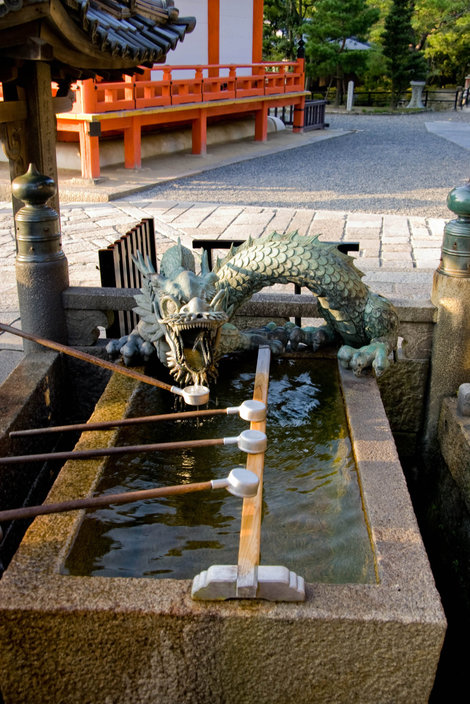 Тэмидзуя — храмовый умывальник Киото, Япония