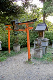 Маленький синтоитсткий храм Инари прямо на территории Киёмидзу