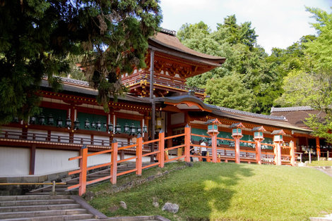 За этой изгородью с двухэтажными воротами — Хондэн, здание с главным алтарем Касуга Тайся Нара, Япония