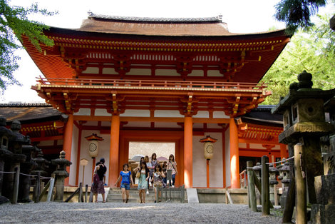 Нанмон — южные ворота Касуга Тайся Нара, Япония