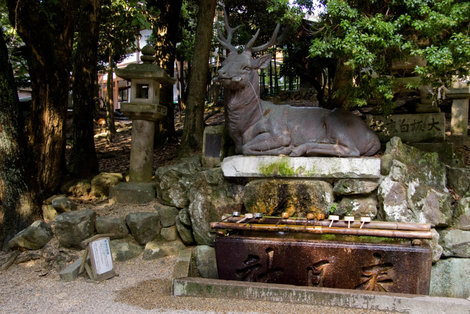 Тэмидзуя — храмовый умывальник — Касуга Тайся в виде символа Нары. :-) Нара, Япония