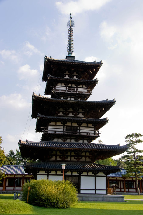 Восточная пагода Якусидзи — единственное сохранившееся со времен постройки храма здание Нара, Япония
