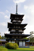 Восточная пагода Якусидзи — единственное сохранившееся со времен постройки храма здание