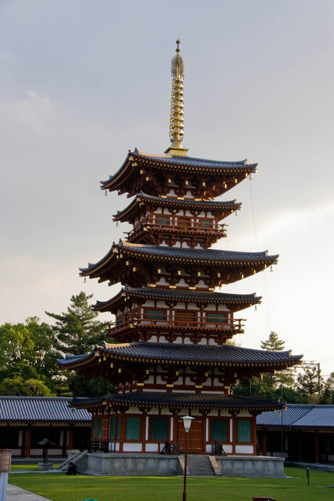 А это пагода западная — реконструкция 1980 г. Нара, Япония