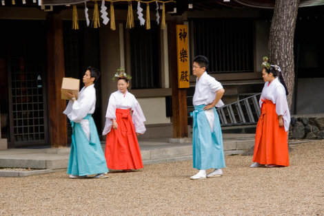 Синтоистские священники (каннуси) и их помощницы (мико) за работой Осака, Япония