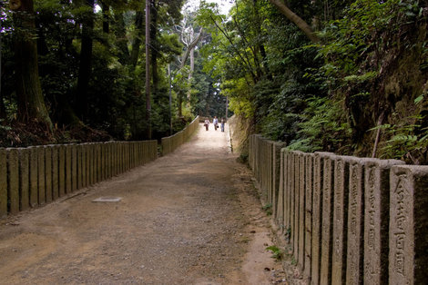 Дорога, обрамленная каменными табличками с молитвами Химедзи, Япония