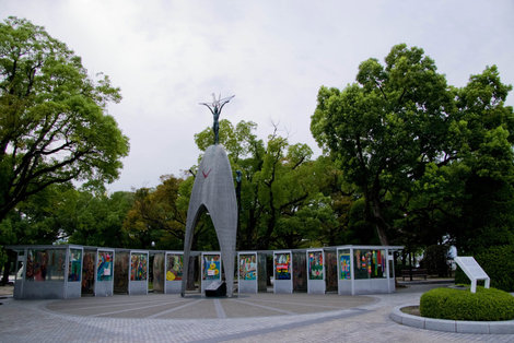 Детский монумент в Парке мира Хиросима, Япония