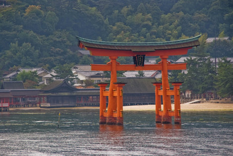 Знаменитые О-Тории храма Ицукусима: с воды Хацукайти, Япония