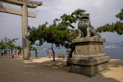 Наземные тории и охранный собако-лев кома-ину Хацукайти, Япония
