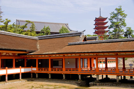 Галереи храма Ицукусима Хацукайти, Япония