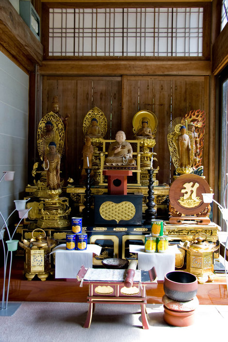 Смешной боковой алтарик в Каннон-до Хацукайти, Япония