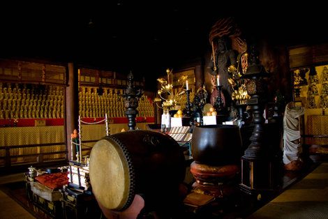 Одно большое и тысяча маленьких изваяний Фудо Мё-о внутри Тёкуган-до Хацукайти, Япония