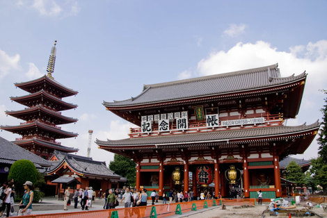 Сэнсодзи: пагода и Ходзо-мон (главные ворота) Токио, Япония