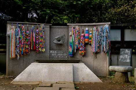 Памятник жертвам Хиросимы и Нагасаки перед Уэно Тосёгу Токио, Япония