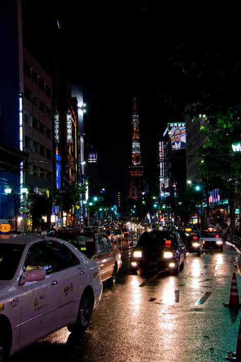 Ночной Роппонги и телебашня в дождь Токио, Япония