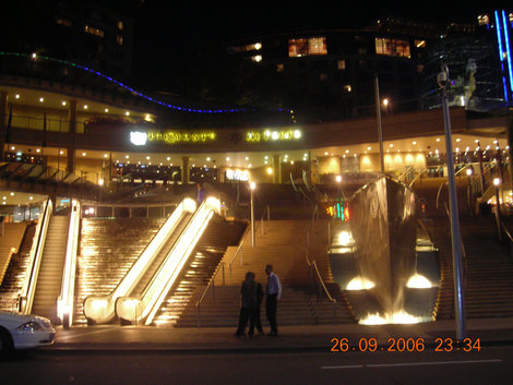 В центре города, конечно же, расположились сотни дорогих магазинов, ресторанов и шоппинг-моллов Сидней, Австралия