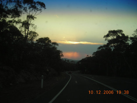 Дороги тут чудесные, а глазеть в окно в течение поездки — сплошное удовольствие Австралия