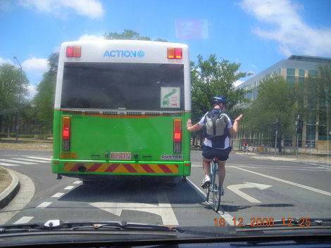 Велосипедист развлекается, как может — то за автобус зацепится, то поедет без помощи рук Канберра, Австралия