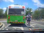 Велосипедист развлекается, как может — то за автобус зацепится, то поедет без помощи рук