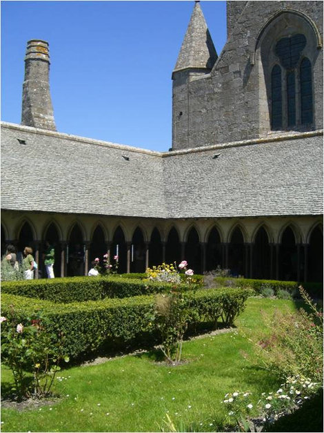 Садик во дворе аббатства (здесь монахи выращивают лечебные травы) Мон-Сен-Мишель, Франция