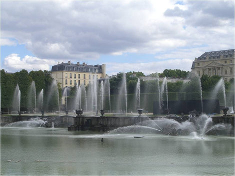 Самый большой фонтан — Нептун (в каком фильме это было?) Версаль, Франция