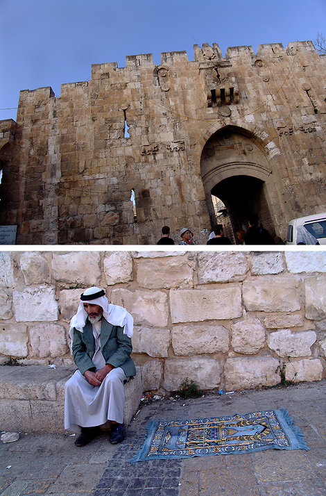 Утро следующего дня приводит нас, наконец, к крепостным стенам древнего Иерусалима. Через Львиные ворота (на их стенах четыре барельефа львов) входим в старый город. Израиль