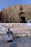 Утро следующего дня приводит нас, наконец, к крепостным стенам древнего Иерусалима. Через Львиные ворота (на их стенах четыре барельефа львов) входим в старый город.