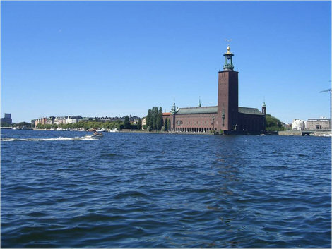 Ратуша, вода и катер Стокгольм, Швеция