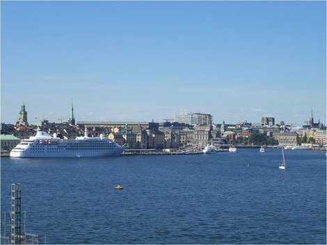 Круизный лайнер на воде Стокгольм, Швеция