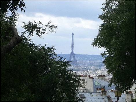 Эйфелева башня с высоты холма Париж, Франция