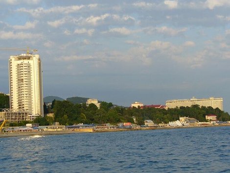 Слева — Александрийский маяк, справа — гостиница Жемчужина Сочи, Россия
