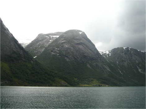 Горы и вода Норвегия