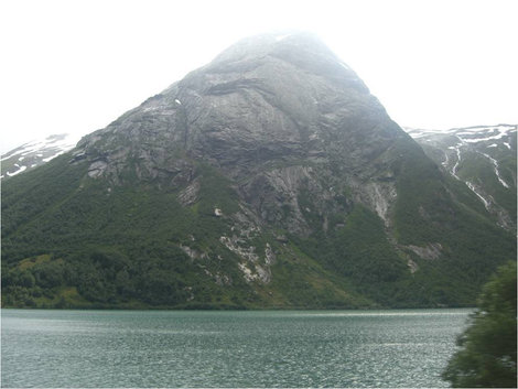 На фоне изумрудной воды Норвегия