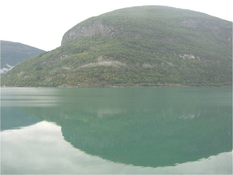 Отражение в воде Норвегия