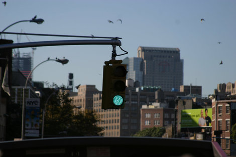 так выглядит светофор, если вы едите на 2-ом этаже экскурсионного автобуса, так что берегите головы. Нью-Йорк, CША