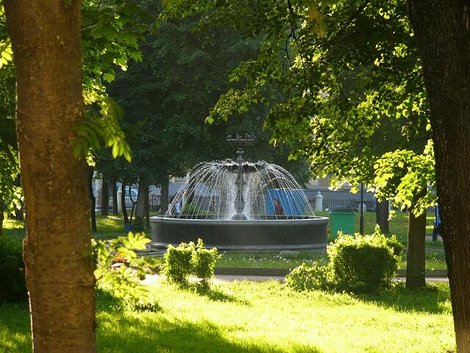 32. Клевый фонтанчик в парке напротив здания бывших губернских Присутственных мест   (ныне Культурно образовательный центр «Палаты») Москва, Россия