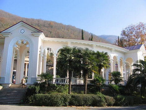 Гагра. Колоннада — вход в парк имени принца Ольденбургского Абхазия