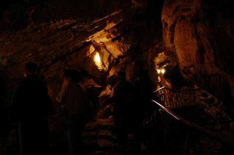 Подсветка делает подземный мир еще таинственнее Сочи, Россия