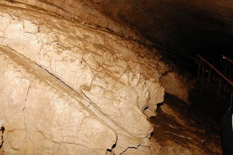Плиты известняка внутри пещеры Сочи, Россия