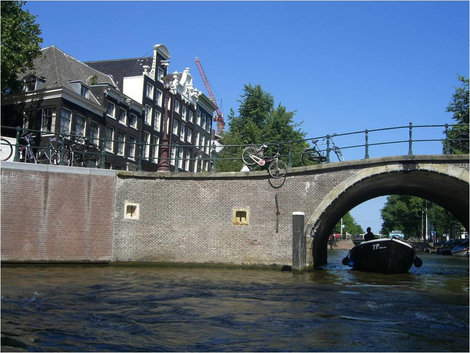 Велосипед на перилах моста Амстердам, Нидерланды