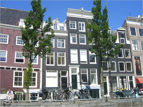 Велосипеды на набережной Амстердам, Нидерланды