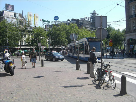 Велосипеды у дорожного знака Амстердам, Нидерланды